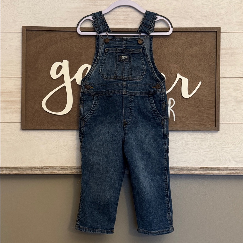 OshKosh B'gosh Classic Blue Overalls size 2T
Great condition